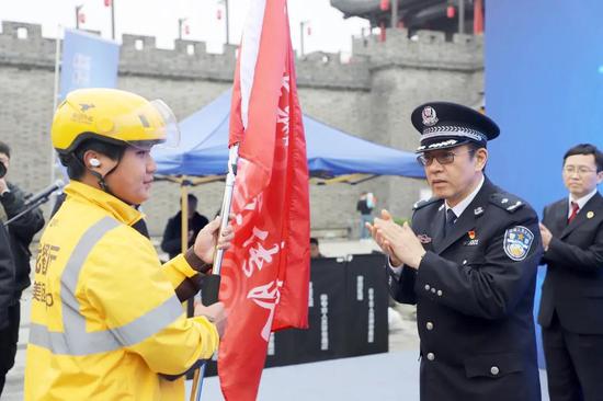 新吴区副区长、公安分局局长丁旭东为“网格反诈宣传队”、“网络反诈宣传队”、“骑兵反诈宣传队”三支队伍授旗