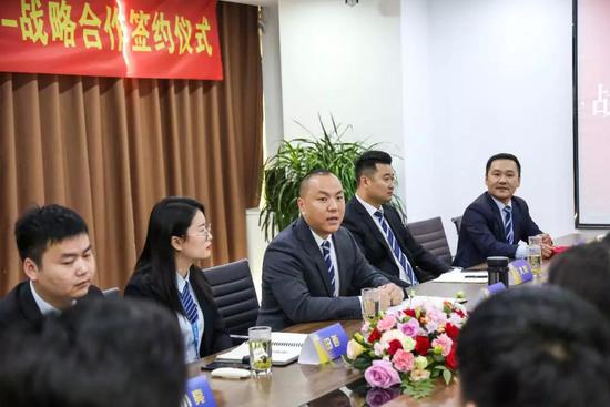 左三为王军