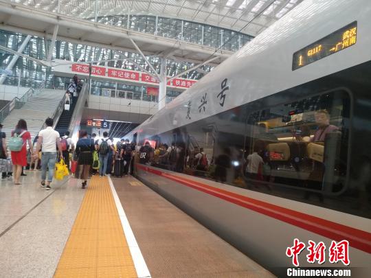 图为,武汉铁路部门开行的“复兴号” 周凯 摄