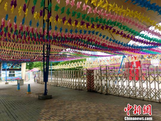 游乐场大门紧锁,已暂停对外营业。 张强 摄