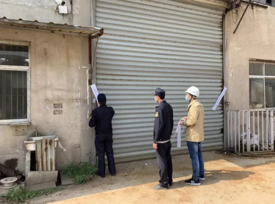 ▲对其中2家无证“企业”进行取缔(在一个车间内)
