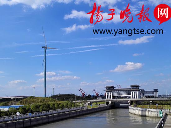 竖立在长江边上的巨型“智能风机”。张建波 摄