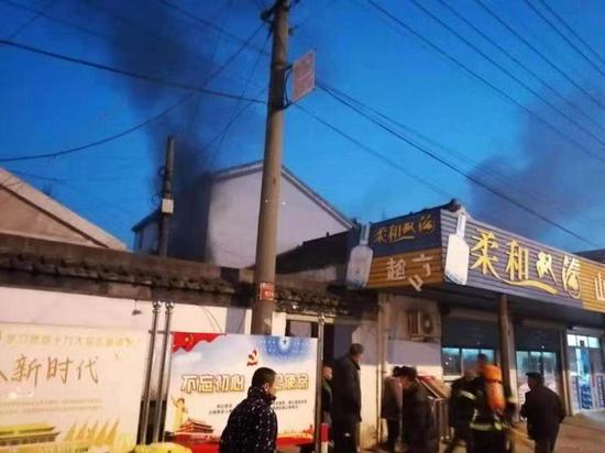 滨湖区大浮南村一居民家中突发火灾,浓烟滚滚