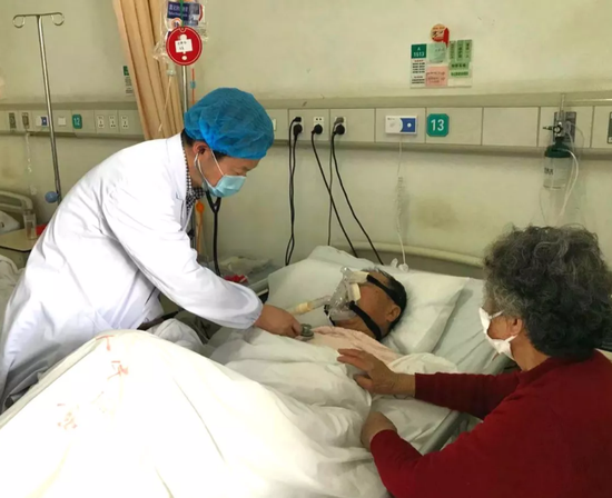 蒋建中在病区进行诊疗