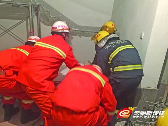 无锡一工地楼梯坍塌 两名工人被整块楼梯板压