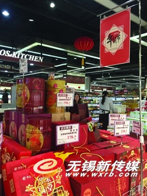 图为某精品超市元旦期间就开始发力年货市场,推出多款精致时尚的年货礼盒。 商报记者朱洁/摄