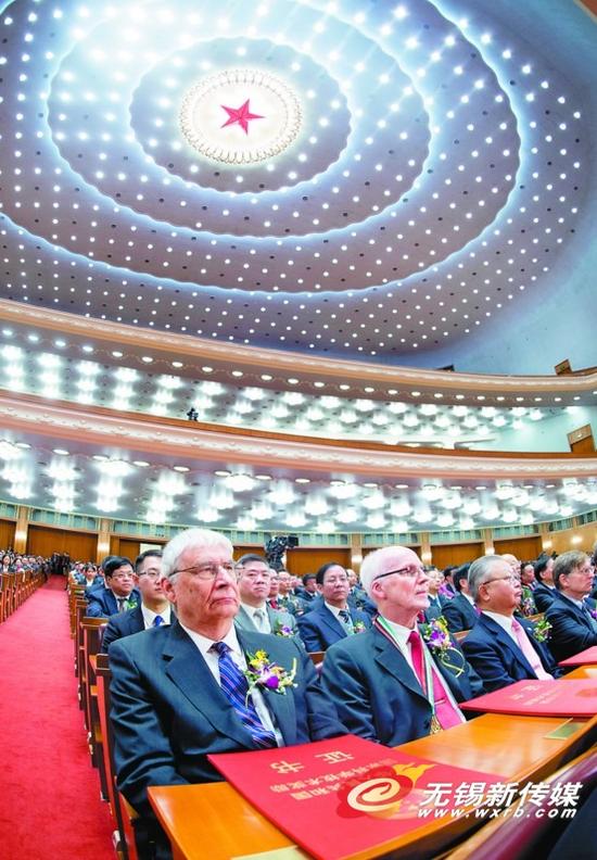 1月8日，国家科学技术奖励大会在北京举行。这是获奖的外国专家在听会。前排左一为杨克里斯特·杨森。　（新华社发）