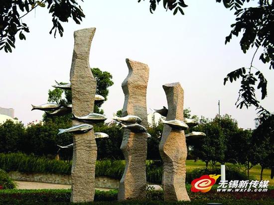 长江三鲜中的刀鱼近年来愈加珍稀,原生鲥鱼甚至市场绝迹多时,但关于这两种鱼种的保护力度却一直未能真正上升到应有的高度。不过,3个月前农业部渔业渔政管理局发文对《国家重点保护野生动物名录》(以下简称《名录》)中关于水生野生动物部分的调整方案公开征求意见,刀鱼、鲥鱼都被列入名录中。据悉,调整方案在2016年获得通过的可能性很大。这意味着,今年或将是刀鱼允许捕捞、销售的最后一年,这以后再吃长江刀鱼就是违法了。 渔民尚不知情,但今年捕捞结束期提前 昨天,江阴渔政部门一位工作人员回应说:上面还没有这方面的
