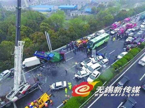 沪蓉高速常州段连环车祸 距无锡玉祁仅4公里