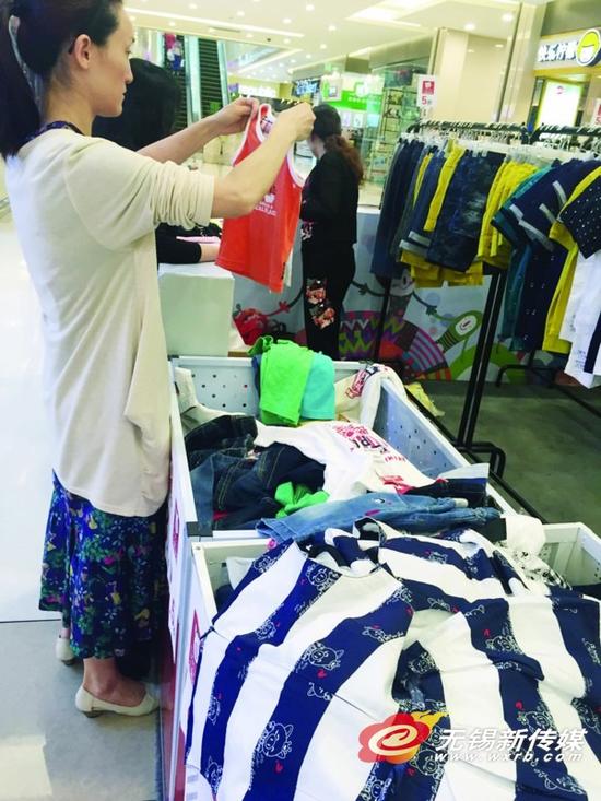 儿童节临近,不少家长开始为孩子挑选礼物,服装、玩具成为热销商品。商报记者朱洁/摄