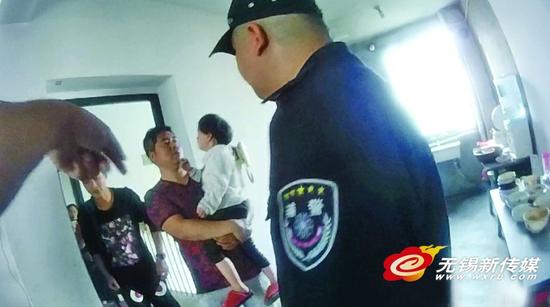 民警执法记录仪录像截图