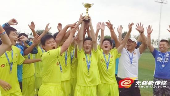 世界青少年足球赛 无锡一中学生捧回亚军奖杯