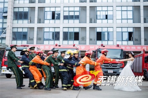 消防队里拍婚纱照 拍摄中出警回队后继续