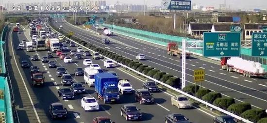 今起高速开启返程模式 建议避开江阴大桥等拥堵路段