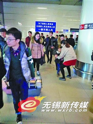从无锡汽车客运站出来的客流。