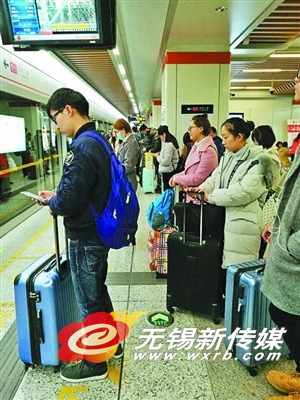 刚返回无锡的乘客在等待地铁。