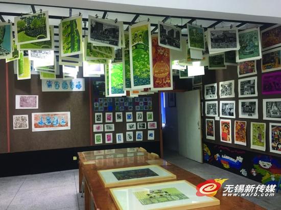 版画社团教学室挂着几十幅作品。