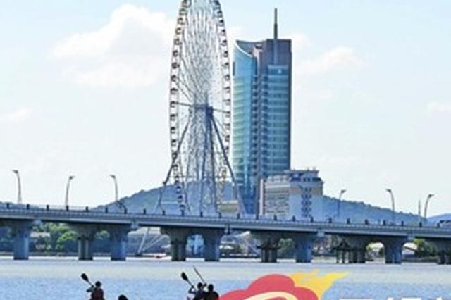 图为昨天选手们冒着高温在湖面上训练。 (刘芳辉 摄)