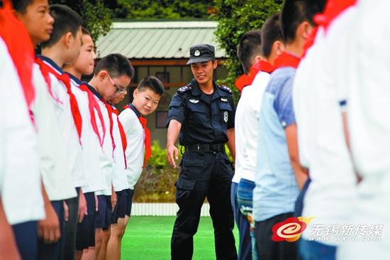 芦庄第二小学的孩子们到学校报到,同时接受警训。新学年第一天,学校通过“萌娃学警”活动,激发学生们的精气神。 (吕枫 摄)
