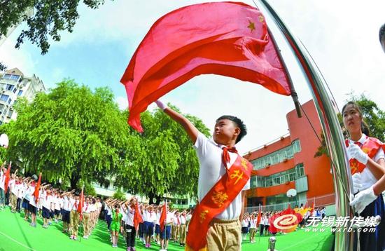 亭子桥中心小学举行了“少年强中国强,润泽心田圆梦想”的升国旗仪式和爱国主义教育课,同学们经历了特殊而难忘的开学典礼。 (汤锡璋 摄)