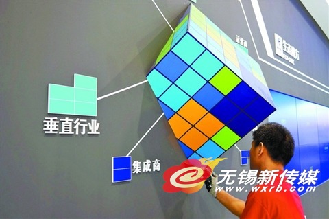 　　8日，工作人员在太湖博览中心为物联网博览会布展。2017世界物联网博览会将于10日至13日在无锡举行。　（卢易　摄）