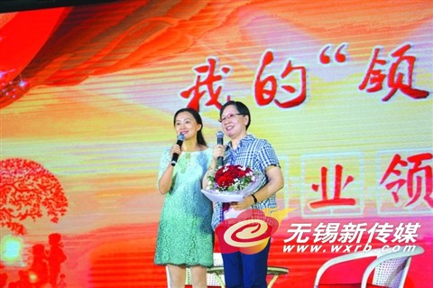 图为昨天梁溪区教师节庆祝活动上,侨谊幼儿园园长吴昀和她的导师曹凤华,分享了他们薪火相承、倾心教育的故事。 小阳/摄