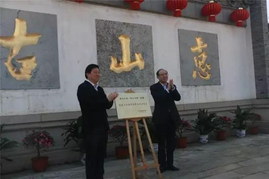 市委副书记、梁溪区委书记徐劼和市委常委、统战部长陈德荣为联盟揭牌