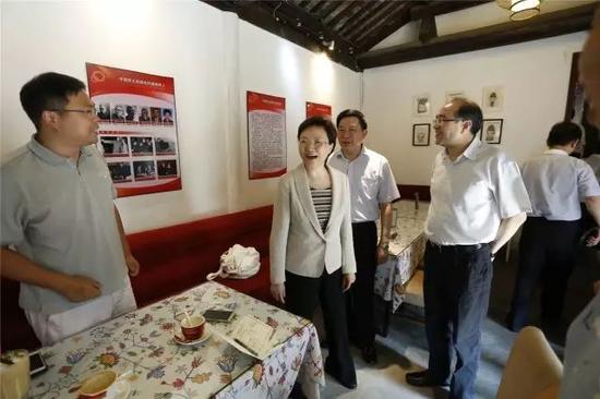 省委常委、统战部长、宣传部部长王燕文看望网络作家代表