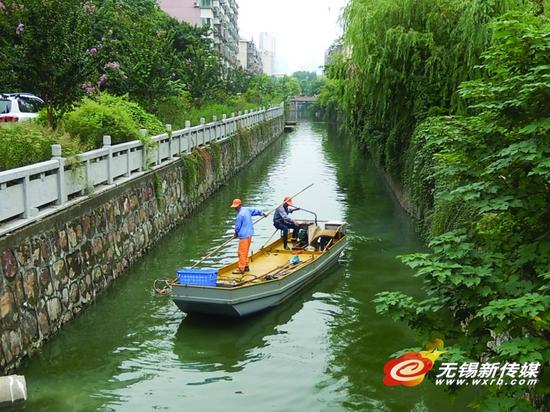 机动打捞船下水 河道保洁开启高效模式