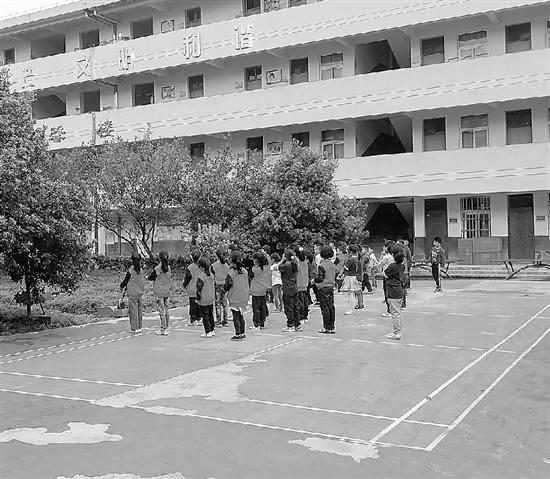 缺少操场,碧川小学孩子们在破旧的球场上上体育课。