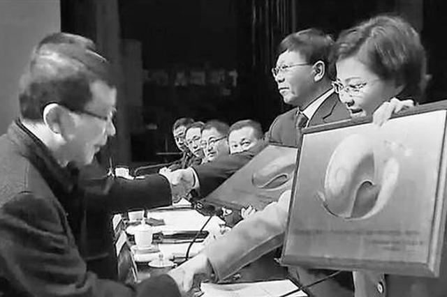 3月20日,缙云县委书记杨秀清、县长李一波(右一)给“蜗牛奖”得主颁奖。(视频截图)
