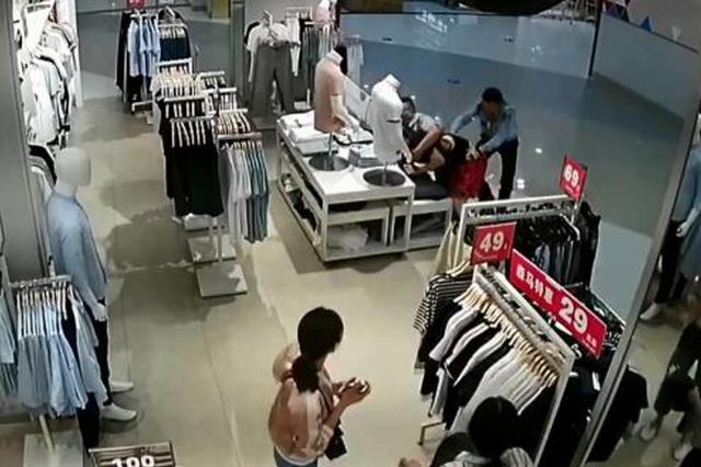 嫌犯跑到二楼电梯入口时被民警扑倒在地。监控截图