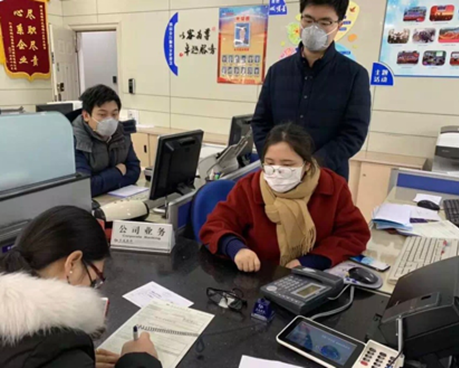 支行负责人和党员员工从家赶至网点为客户办理业务