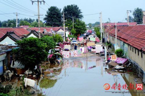 山东弥河寿光段多处决堤致沿线村庄进水 水深