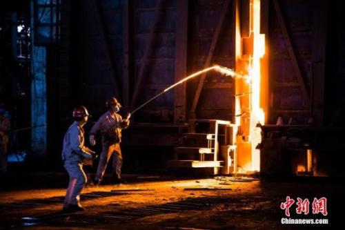 资料图:钢铁炼制工人正在工作。 李南轩 摄