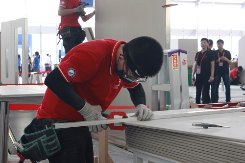 徐紫龙是无锡汽车工程职校建筑系1408班的学生