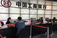 无锡工行员工正在为客户进行服务