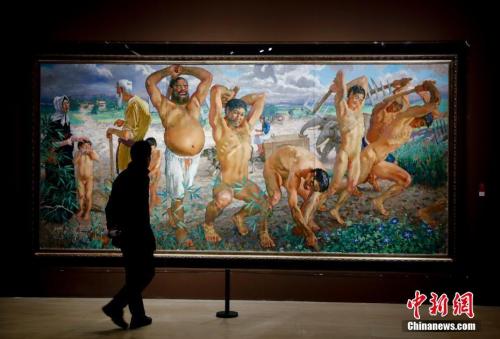 1月25日,中国美术馆展出徐悲鸿所作巨幅油画《愚公移山》。本次展览是国内外第一次围绕徐悲鸿大型美术主题创作进行的全方位策展,也是徐悲鸿美术精品近十年来首次大规模地集中展示。中新社记者 杜洋 摄