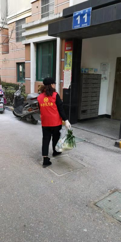 香梅二社区青年党员过丹萍为居家观察家庭派送物资