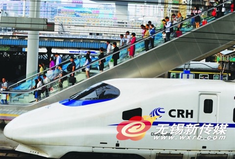 这是去年“五一”假日,旅客在无锡火车站乘车出行。(还月亮/摄)