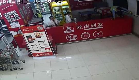 民警紧跟嫌犯跨越柜台。监控截图