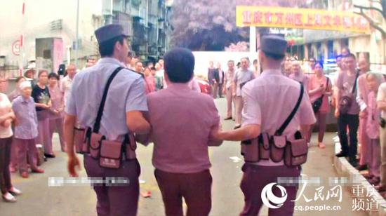 众多群众目睹王某被带离场景。重庆市高级人民法院供图