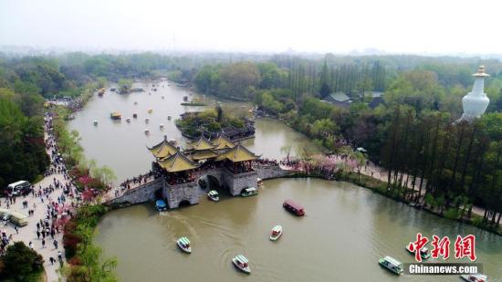 资料图:瘦西湖湖面上来来往往的游船如织。孟德龙 摄