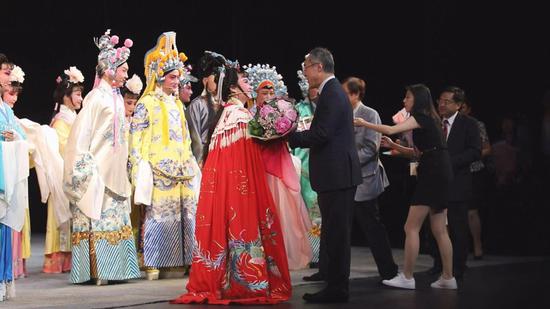 唐英年先生向演员送上鲜花。