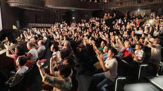 长达三个多小时的演出,掌声雷动,叫好声一浪高过一浪,锡剧名段让在场观众领略到了锡剧魅力。
