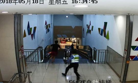 冲下楼梯。监控截图