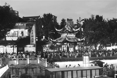 南京高温渐退,众多市民和游客夜游夫?#29992;懟?#26472;素平 摄 视觉江苏网供图