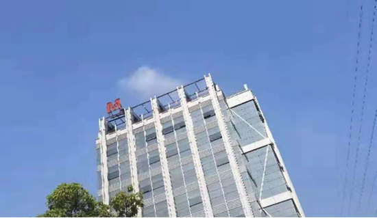▲经多次上门宣传劝导,产权单位自行拆除楼顶广告