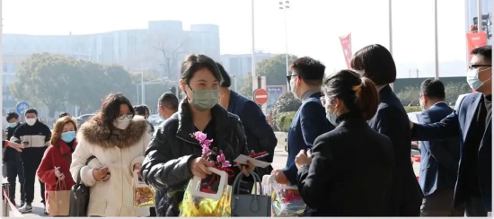 △无锡月星家居管理团队迎接到来客户