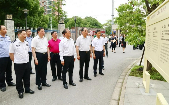 2021年5月28日,无锡市人大常委会对《无锡市奖励和保护见义勇为人员条例》实施情况开展执法检查。(无锡市人大常委会供图)